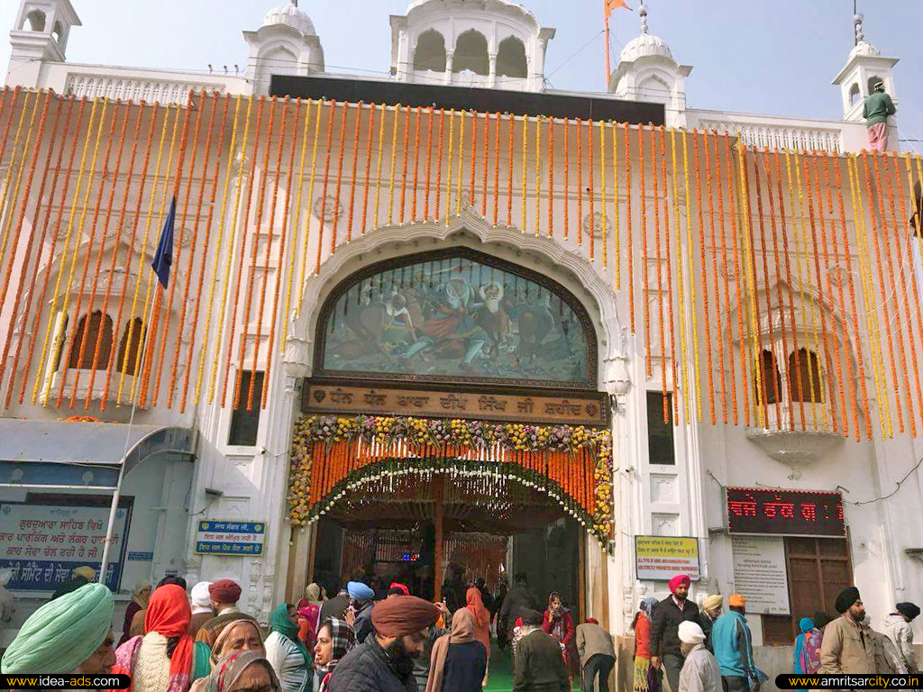 celebrating gurpurab in gurudwara baba deep singh amritsar